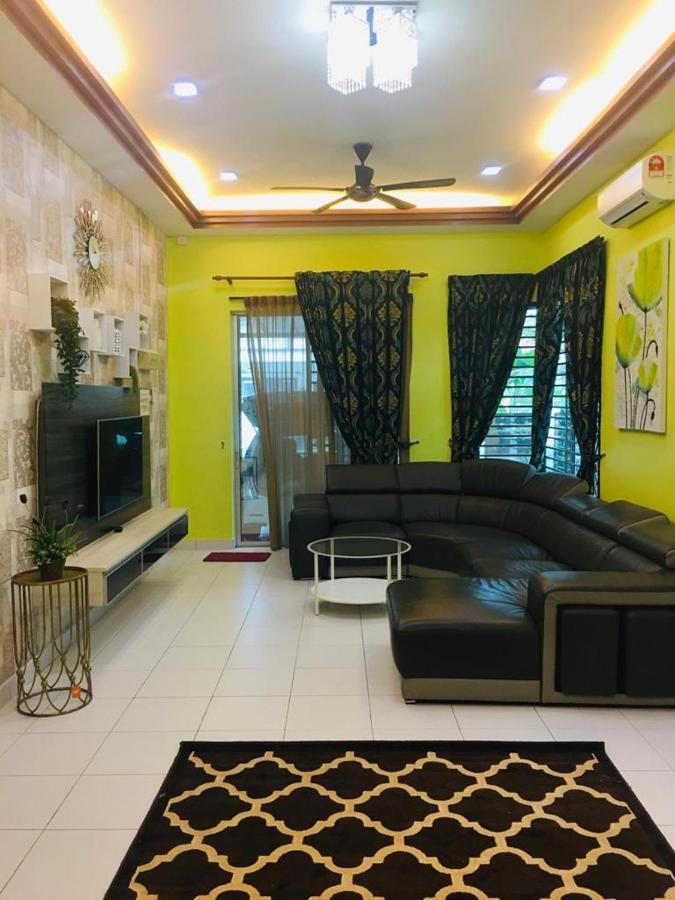 D Wangi Homestay Pasir Gudang At Ecotropic Exterior foto